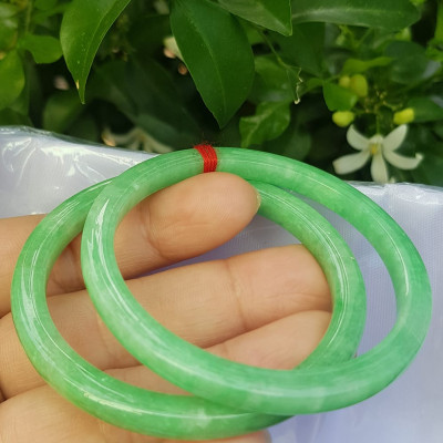 ️Cặp vòng tay đá ngọc cẩm thạch bản vuông V Đậu 50mm Size vòng 50mm x dầy 5mm x bản mỏng cao 5mm màu xanh lá ngọc đậu đều bóng đẹp Nữ Mệnh Mộc Hoả Thủy 49kg - 53kg đeo ạ