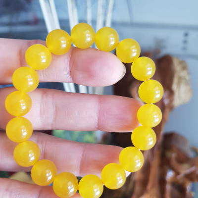 Chiếc Vòng tay đá mã não vàng anh tươi quá đẹp Size hạt 10mm Nữ mệnh kim thổ thủy đeo Vòng vàng anh này người lớn trẻ em nhỏ đeo được hết ạ rất là xinh xắn luôn