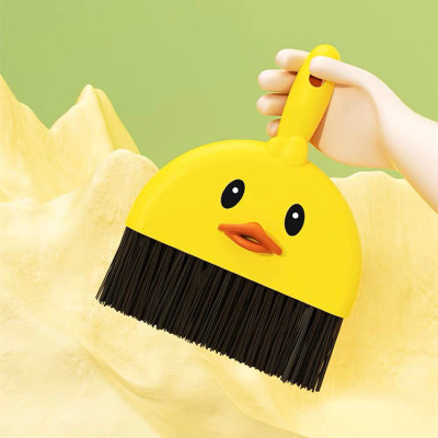Bộ chổi quét bụi bàn thờ mini đa năng kèm ky hốt rác có lỗ treo lên ,lông chổi làm bằng sợi cước nhựa mềm , được kết dày giúp làm sạch bụi bẩn nhanh chóng ,dễ dàng gom bụi ở những khe nhỏ phù hợp cho mọi nơi trong nhà , vô cùng tiện lợi