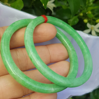 ️Cặp vòng tay đá ngọc cẩm thạch bản vuông V Đậu 50mm Size vòng 50mm x dầy 5mm x bản mỏng cao 5mm màu xanh lá ngọc đậu đều bóng đẹp Nữ Mệnh Mộc Hoả Thủy 49kg - 53kg đeo ạ