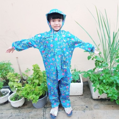 Áo mưa bộ  cho bé trai và  bé gái từ  3  -  10 tuổi , họa tiết hoạt hình dễ thương , vải dù  chống thấm , siêu bền  , có túi đựng xinh xắn , giao màu ngẫu nhiên