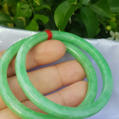 ️Cặp vòng tay đá ngọc cẩm thạch bản vuông V Đậu 50mm Size vòng 50mm x dầy 5mm x bản mỏng cao 5mm màu xanh lá ngọc đậu đều bóng đẹp Nữ Mệnh Mộc Hoả Thủy 49kg - 53kg đeo ạ