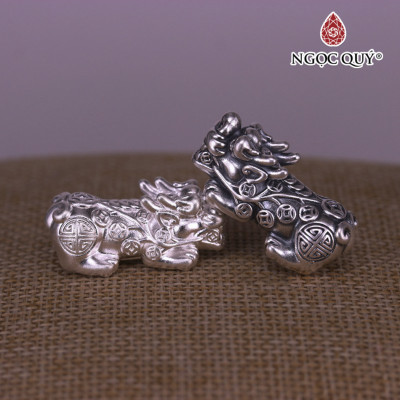 Charm bạc tỳ hưu họa tiết xỏ ngang - Ngọc Quý Gemstones