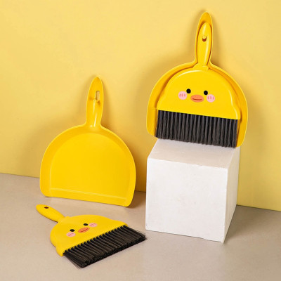Bộ chổi quét bụi bàn thờ mini đa năng kèm ky hốt rác có lỗ treo lên ,lông chổi làm bằng sợi cước nhựa mềm , được kết dày giúp làm sạch bụi bẩn nhanh chóng ,dễ dàng gom bụi ở những khe nhỏ phù hợp cho mọi nơi trong nhà , vô cùng tiện lợi