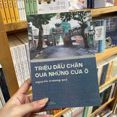 Sách - Triệu dấu chân qua những cửa ô (Nhã Nam HCM)