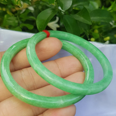️Cặp vòng tay đá ngọc cẩm thạch bản vuông V Đậu 50mm Size vòng 50mm x dầy 5mm x bản mỏng cao 5mm màu xanh lá ngọc đậu đều bóng đẹp Nữ Mệnh Mộc Hoả Thủy 49kg - 53kg đeo ạ