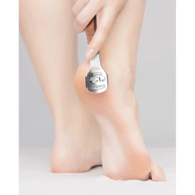 Bộ dụng cụ chà gót chân ,làm sạch da chết kèm lưỡi dao cạo và hộp đựng thiếc xinh xắn 