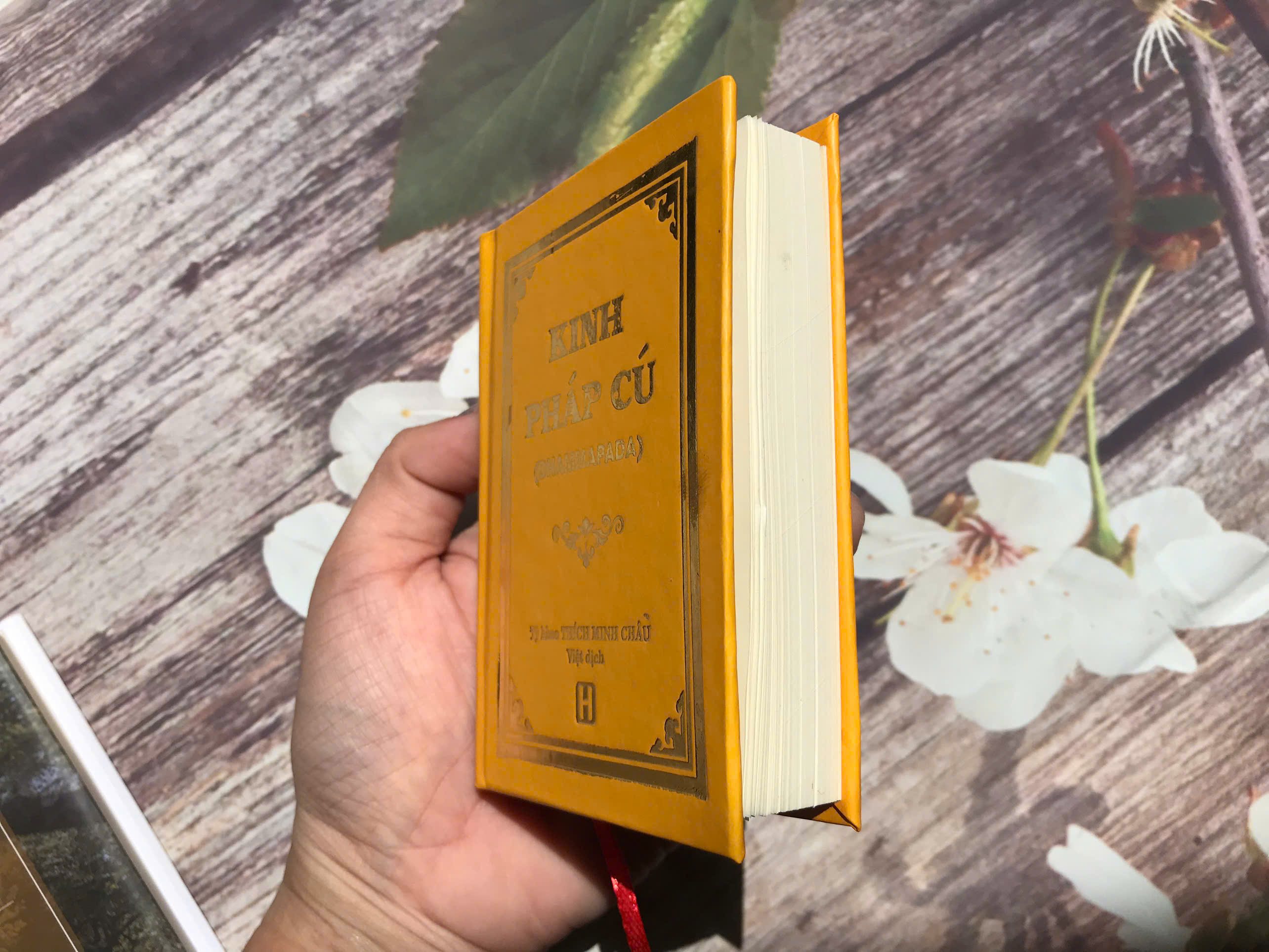 Bát Chánh Đạo (bìa mềm) + Kinh Pháp Cú (bìa cứng, khổ nhỏ)