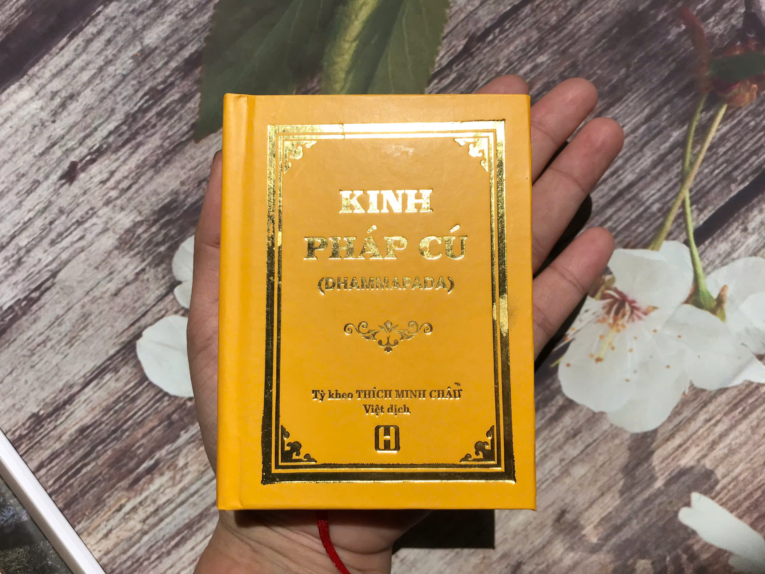 Bát Chánh Đạo (bìa mềm) + Kinh Pháp Cú (bìa cứng, khổ nhỏ)