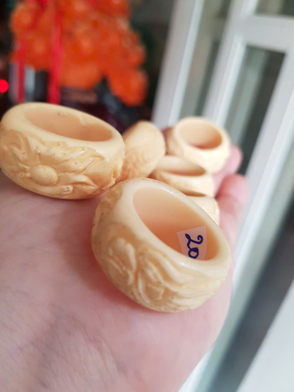 Nhẫn Nam Giả Ngà hay Xương Mỹ Nghệ Bản Hẹ Chạm Rồng Ni 20mm Cao 14mm Dầy 5mm màu trắng Dành Cho Các Anh Nam đeo nhẫn ngón tay cái hay bất kỳ ngón tay nào ni lọt vừa tay là 20mm rẻ vẫn đẹp như thường ạ