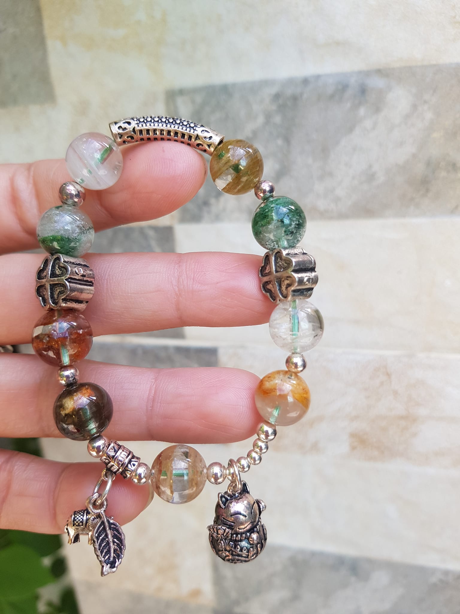 Vòng tay phong thủy may mắn đá thạch anh Ưu linh tự nhiên Charm bạc kiểu hình chiếc lá mèo may mắn hoa đẹp lắm ạ Nữ đeo lên tay vừa đẹp vừa sang tốt cho sưc khỏe, may mắn và phong cách trẻ trung sang trọng ạ