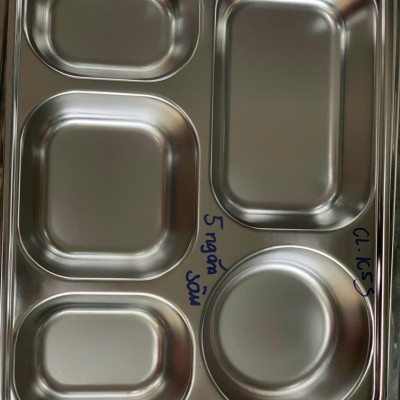 Khay đựng cơm KG83 5 ngăn chất liệu inox 36x26cm