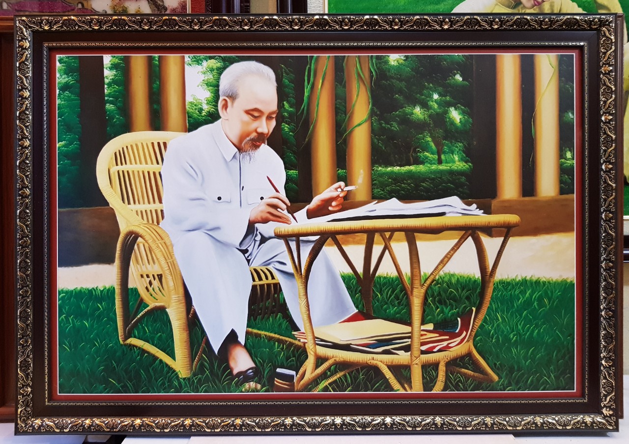 TRANH IN DẦU -BÁC HỒ NGỒI VIẾT DI CHÚC TRONG VƯỜN HOA PHỦ CHỦ TỊCH