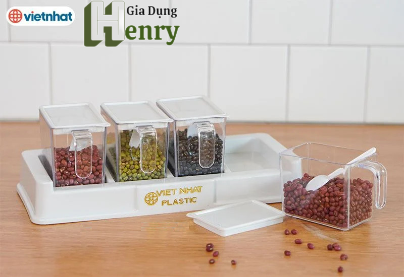 Bộ 4 lọ gia vị có thìa muỗng nhựa Việt Nhật - Hũ đựng gia vị có nắp đậy, có khay đế (Màu ngẫu nhiên)