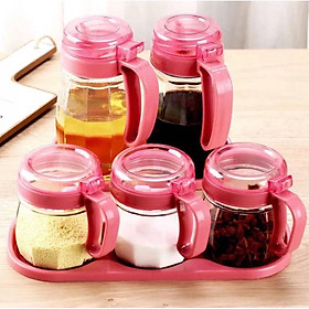 Bộ 5 Hủ Đựng Gia Vị Thủy Tinh Gồm 2 Bình Rót Và 3 Hũ Đựng Chất Lỏng Có Nắp Bật Tặng Kèm Thìa Hủ Màu Hồng Trong Suốt.