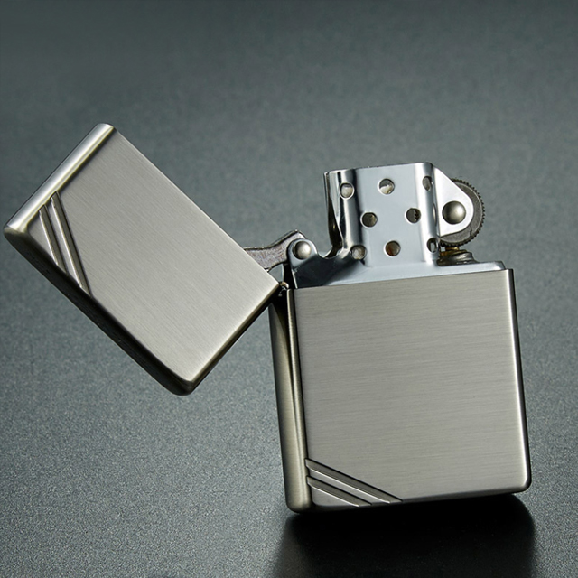Vỏ Hột Quẹt Bật Lửa Hộp Quẹt Xăng Đá Zorro Z5000B Họa Tiết Chặt Góc Màu Vàng / Bạc - Dùng Xăng Bấc Đá Cao Cấp