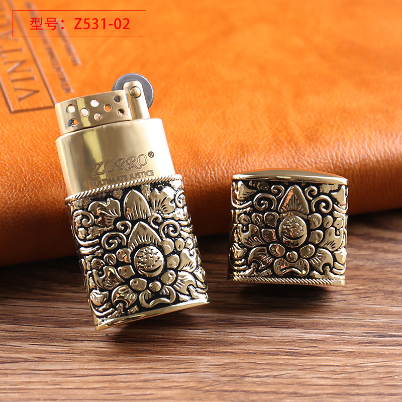 Vỏ Hột Quẹt Bật Lửa Xăng Đá Zorro Z531 Thiết Kế Nhỏ Gọn Tiện Lợi Họa Tiết Hoa Văn - Dùng Xăng Bấc Đá Cao Cấp