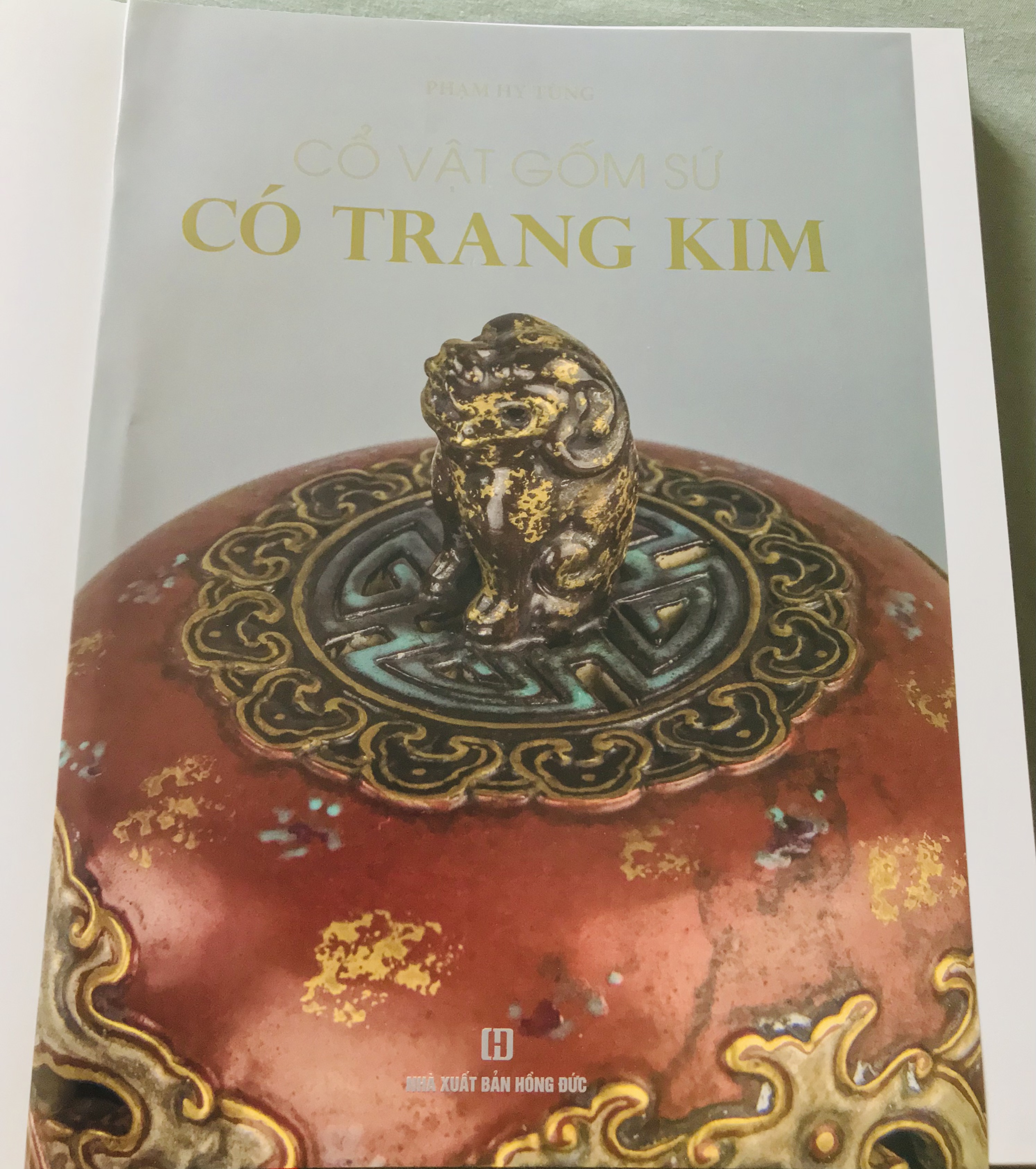 Sách Cổ vật gốm sứ có trang kim