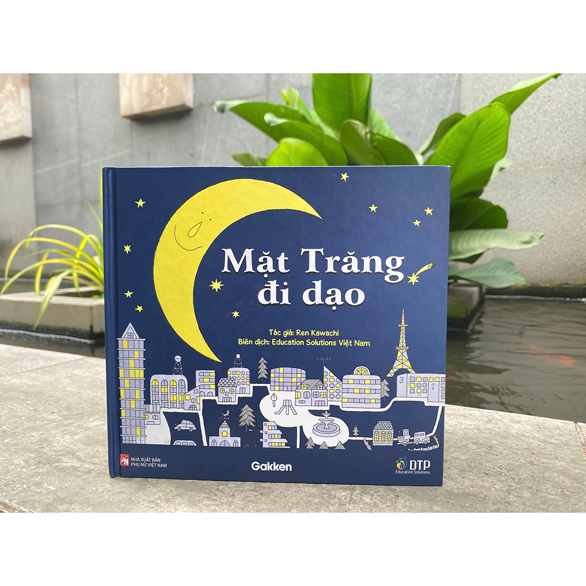 Mặt Trăng đi dạo