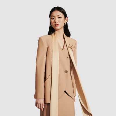 Áo blazer nữ vạt buông tròn đính kèm hoa cài thủ công OLIVE thiết kế cao cấp WHITE CHIC