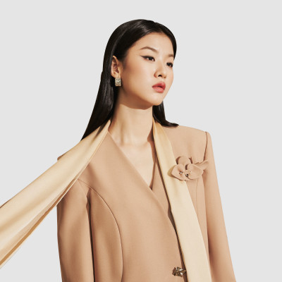 Áo blazer nữ vạt buông tròn đính kèm hoa cài thủ công OLIVE thiết kế cao cấp WHITE CHIC
