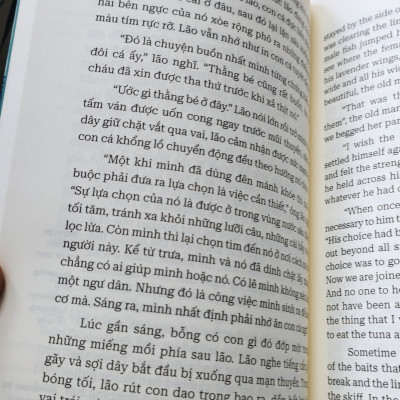 (Sách song ngữ Việt – Anh) ÔNG GIÀ VÀ BIỂN CẢ – Ernest Hemingway – Nguyễn Thúy Loan dịch – Hà Giang – NXB Văn học