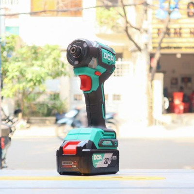 MÁY SIẾT VÍT KHÔNG CHỔI THAN DÙNG PIN 20VMAX/4AH*2 SẠC 2A DCA  ADPL208EM - HÀNG CHÍNH HÃNG