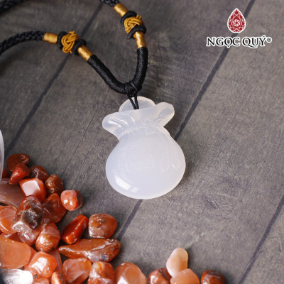 Mặt dây chuyền hình túi tiền đá mã não trắng 38x23x8mm mệnh thủy, kim - Ngọc Quý Gemstones