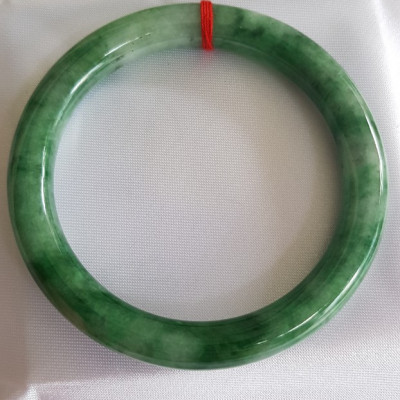 Vòng Cẩm Thạch tự nhiên mới Đậu Lý Sịn Sao 53mm x chột 8mm cao cấp sịn bóng đẹp màu xanh đậu lý đậm nhạt điểm trắng nhẹ đẹp bóng nữ 53kg - 62kg đeo rất đẹp sang tay món quà tặng Mẹ , tặng vợ người phụ nữ yêu quý may mắn ý nghĩa ạ